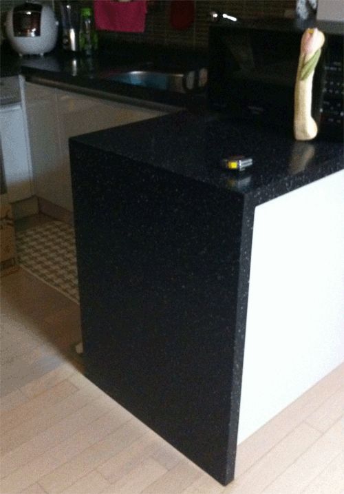 짧은 아일랜드식탁에 선반달기