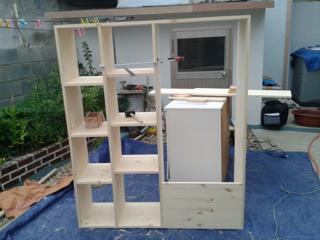 홍송으로 만든 이동식 행거 겸용 수납장과 책꽃지...