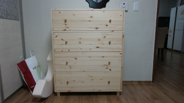 홍송 4단 서랍장과 오리나무 의자 및 테이블