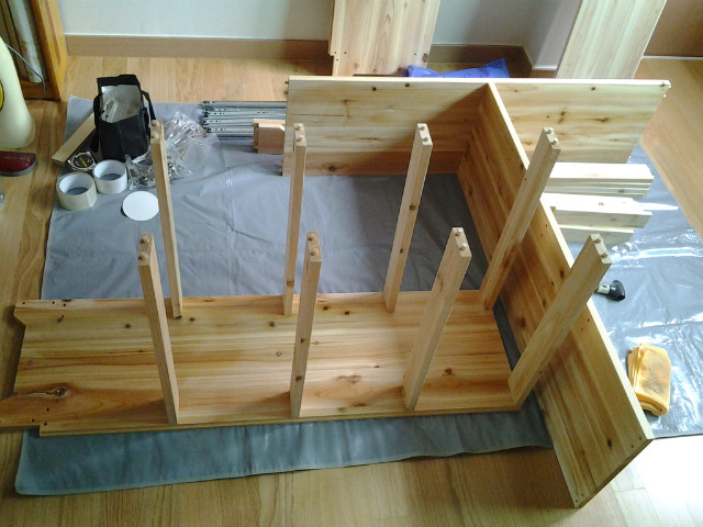 삼나무로 만든 거실수납장