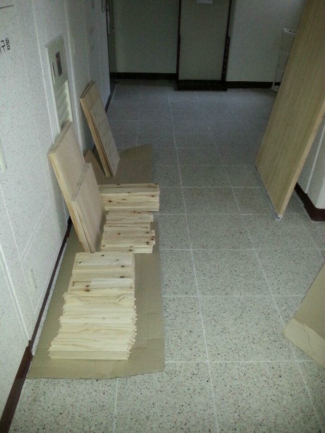 미첼3단 서랍장과 원목 상판으로 만든 책상입니다.