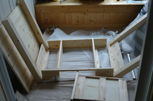 반제품으로 만든 책상