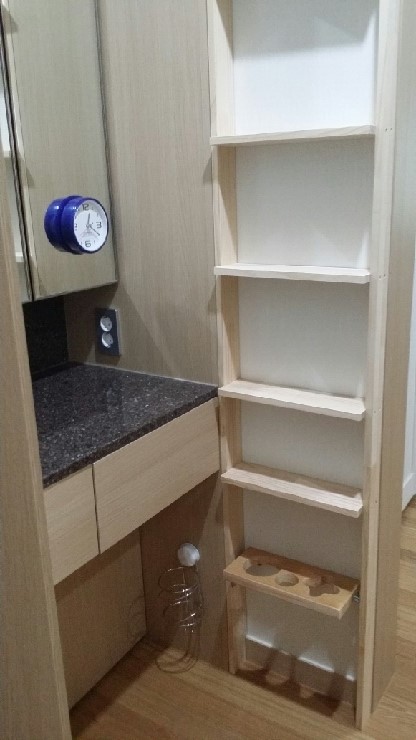 화장대 옆 화장품 수납장