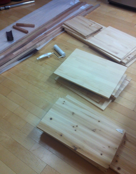 삼나무로 만든 수납장