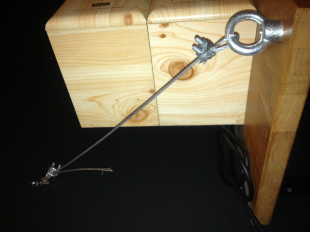 집성목으로 만든 스피커 선반