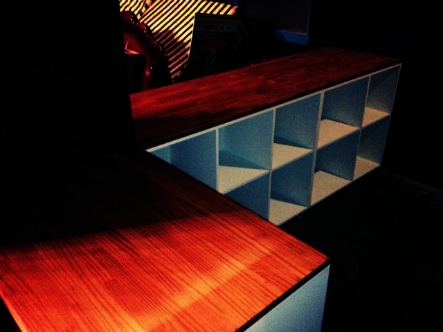 데프트 폴리우레탄 바니쉬로 마무리한 bar 상판