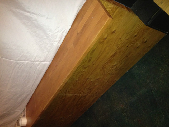 무늬목으로 덧씌운 싱크대목재로 만든 선반.