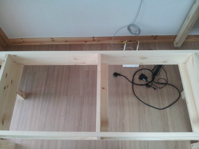 홍송으로 만든 반조립 책상