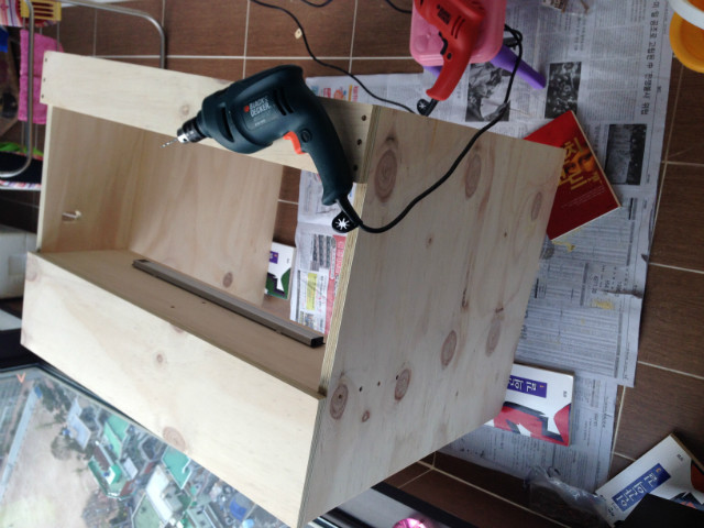 집성목으로 만든 독서실 책장