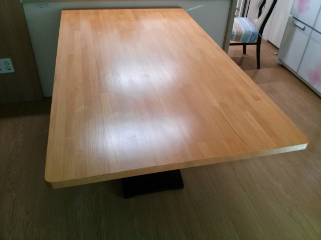 처음이어서 철천지에 의지해 식탁상판교체하였읍니다.