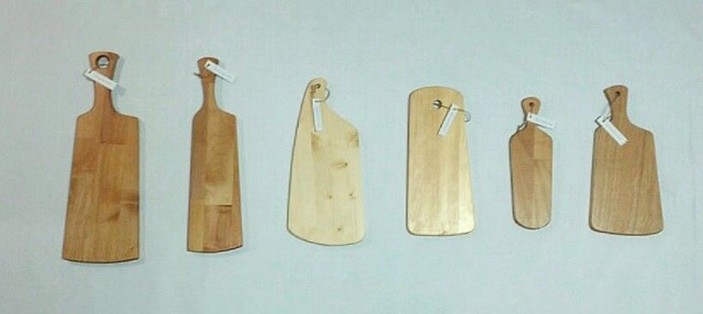 조각 목재로 만든 빵 도마