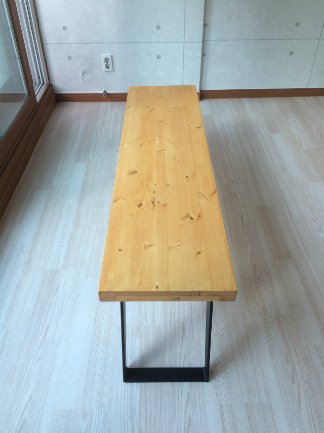 홍송으로 만든 벤치의자