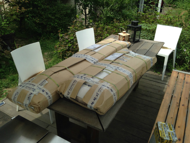 삼나무로 만든 야외용 테이블