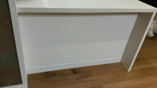 아일랜드 식탁 밑 공간활용하기