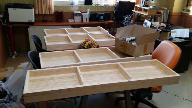 다양하게 사이즈를 조정한 나무 벤치