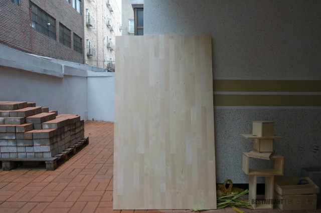 자작나무 집성목으로 만든 소파 테이블