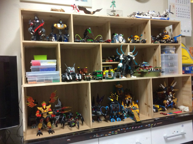 집성목으로 만든 장난감 진열장