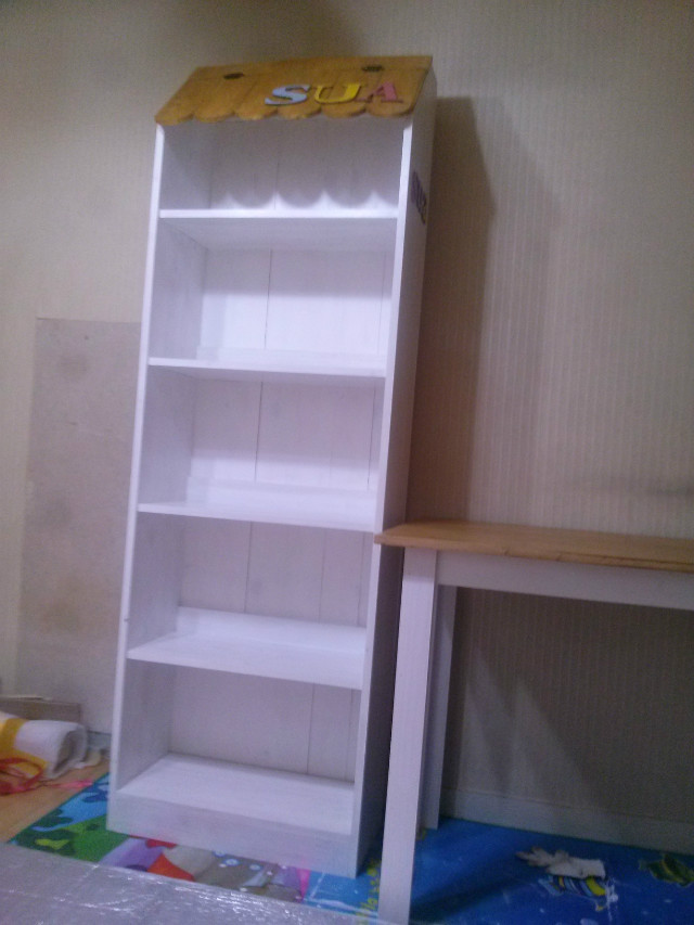 집성목으로 만든 책장