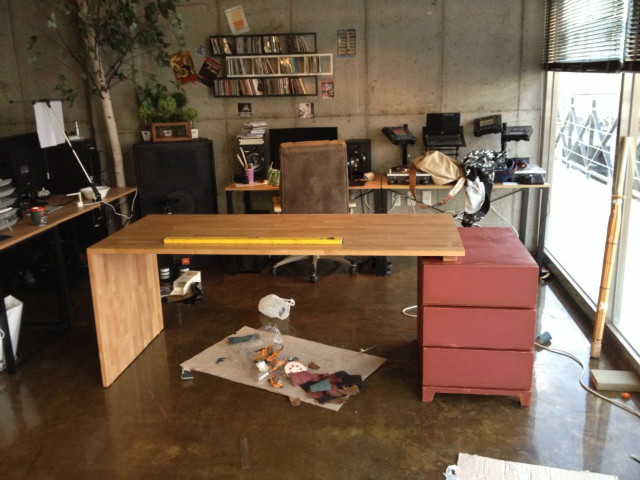 사무실 책상 만들어봤습니다.
