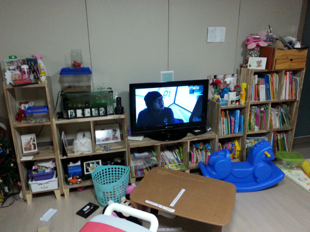 아카시아 집성목으로 만든 TV 장식장