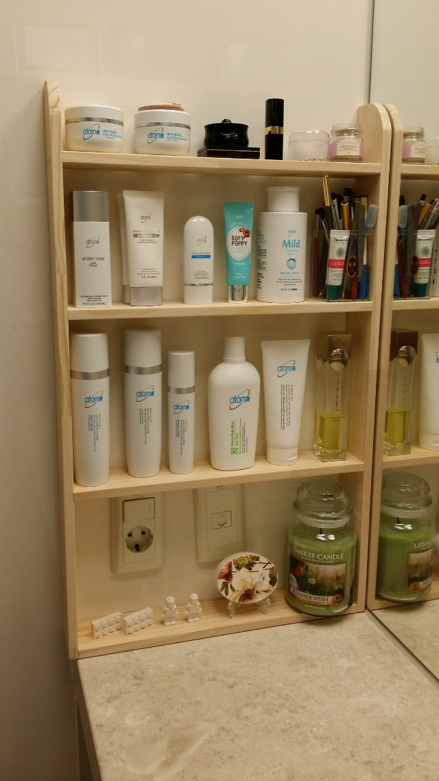 집성목으로 만든 화장품 정리대