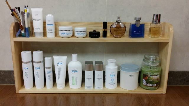 집성목으로 만든 화장품 정리 선반