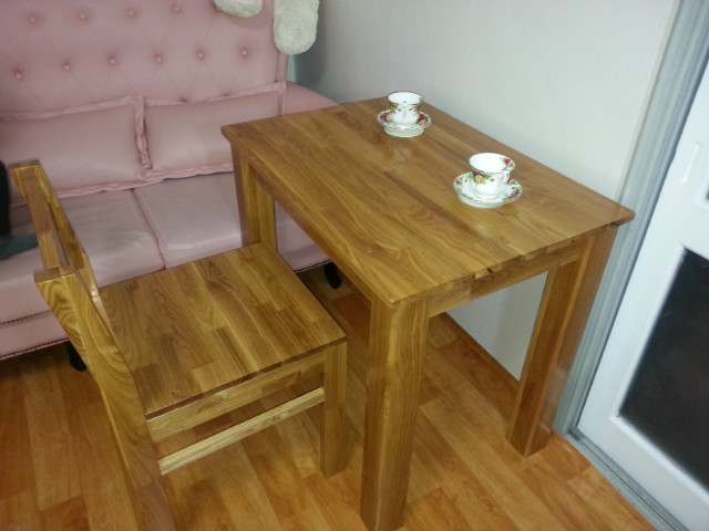 물푸레나무로 만든 탁자 및 의자 