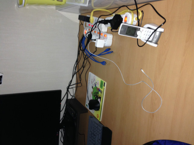 미니 발판을 활용한 멀티탭 가리개 및 소형 선반