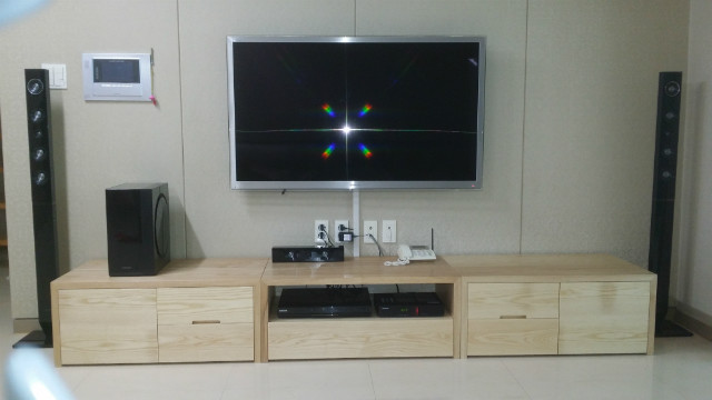 애쉬로 만든 거실장