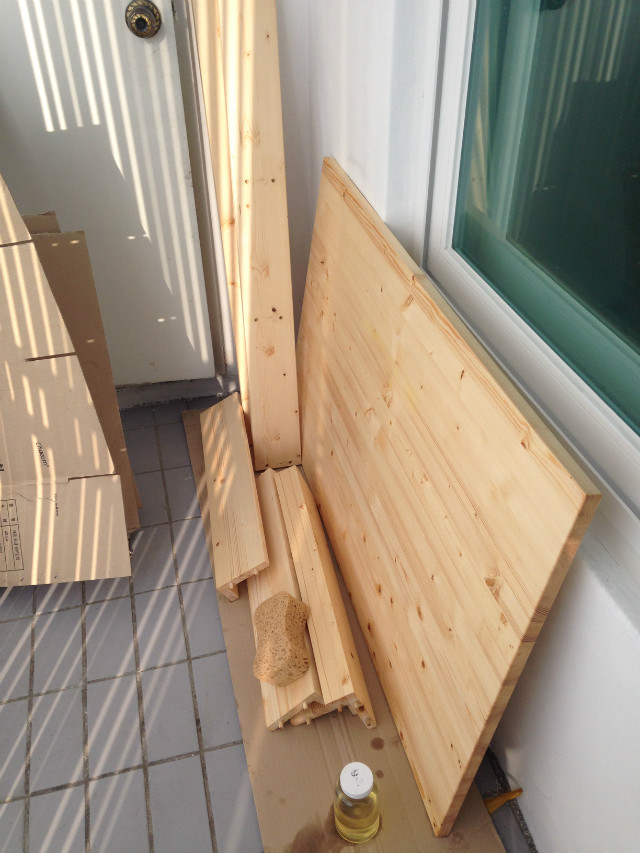 컴퓨터 책상을 만들었습니다.