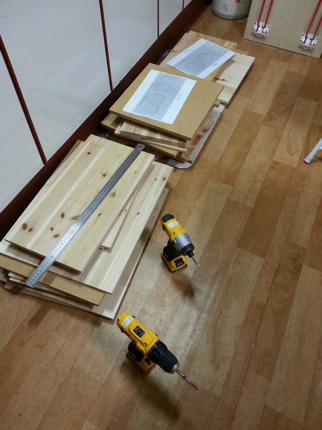 삼나무와 mdf로 만든 계단식 서랍장