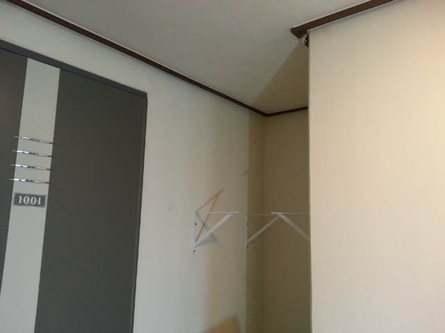 아파트 전실 자투리 공간에 문달기