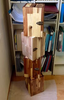 아카시아나무로 만든 작은 헌금함들..