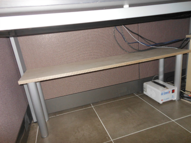 책상 발받침대 및 PC및앰프 수납