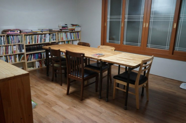 파이프 다리가 있는 긴 테이블