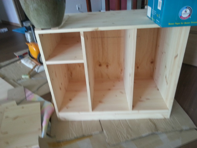 컴퓨터 수납장과 소나무로 만든 책상