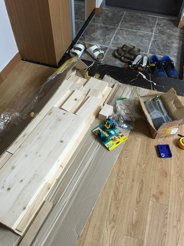 집성목으로 만든 책상 ^^