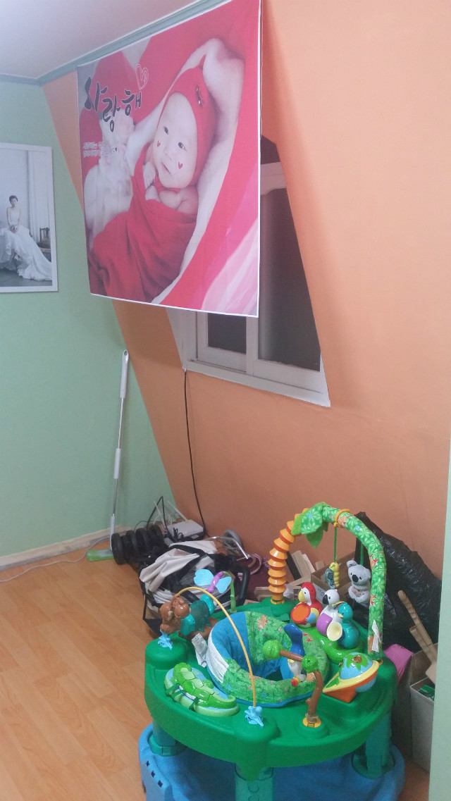 비스듬한 벽면에 설치한 DIY 수납장