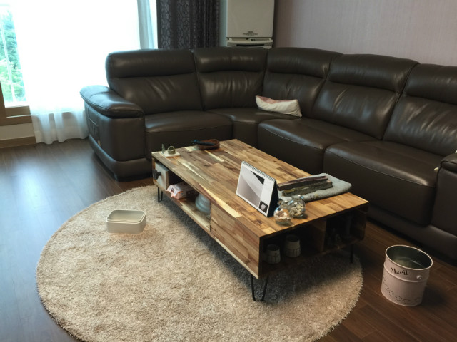 거실 소파테이블 만들었습니다.