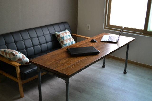 집성목으로 만든 테이블인데 갈라짐