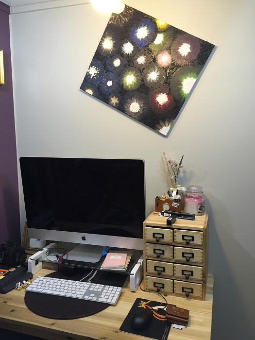 삼나무 집성목으로 만든 책상위 소품용 서랍장