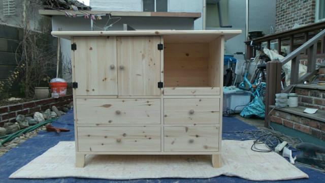 홍송으로 만든 아일랜드 식탁