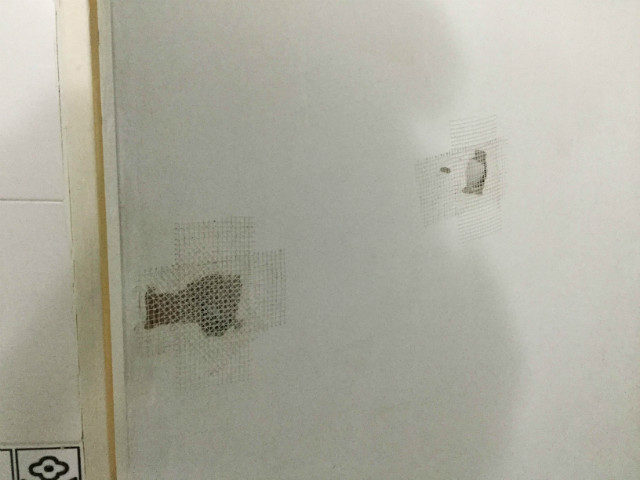 화장실 문짝 구멍 수리