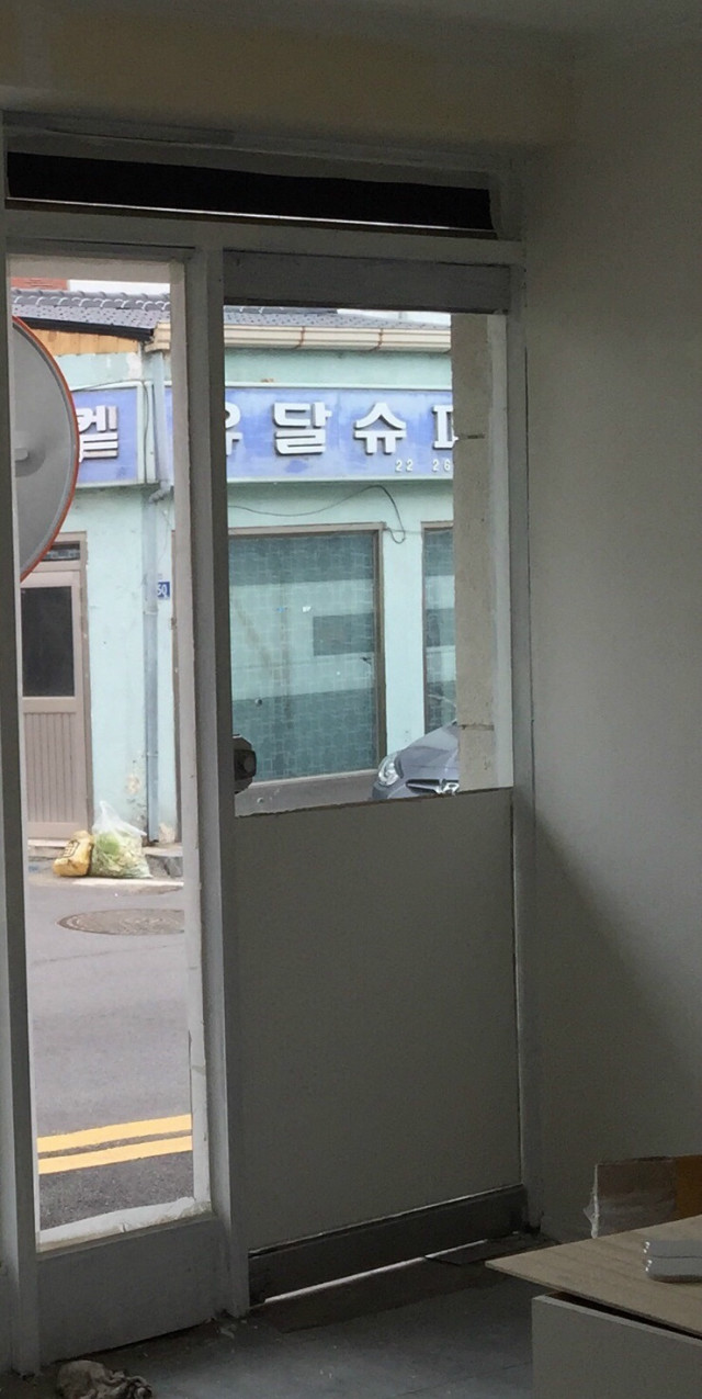 강화유리문을 망입유리 원목나무문으로 리폼하기