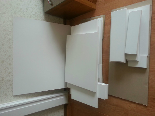 파티클보드로 만든 주방용 수납장과 쿡탑다이