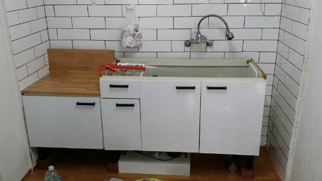 오리나무로 만든 옷방 및 선반들