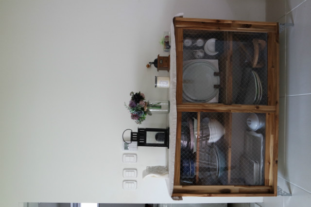 아카시아집성목으로 만들어본 미닫이문 그릇장입니다.