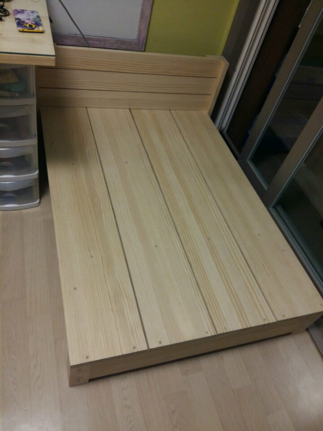 칠레파인뉴질렌드소나무로 만든 침대