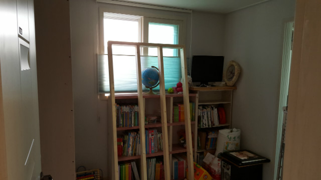 집성목으로 만든 책장겸 벙커침대