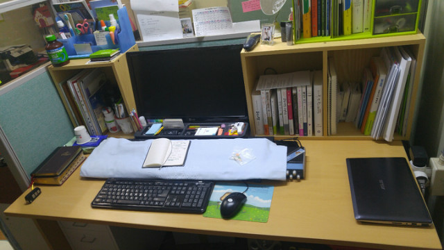 PB로 만든 책상위 선반